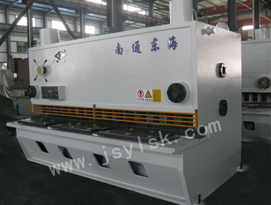 QC11Y-20*3200液(ye)壓閘式(shi)剪闆機(jī)