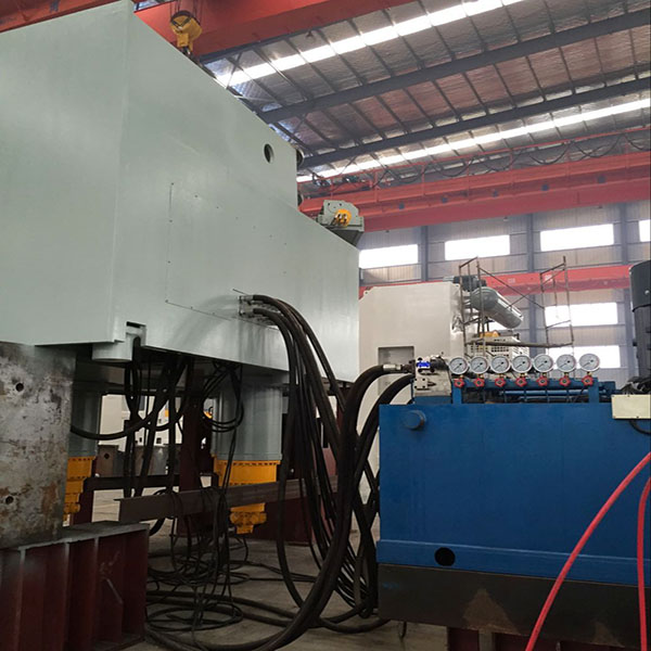 世界最(zui)大的型(xing)材彎曲(qu)機