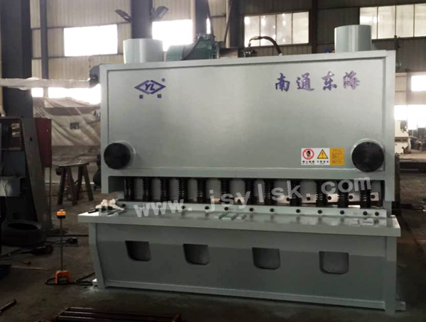 QC11Y系列(liè)液壓閘式剪闆(pǎn)機