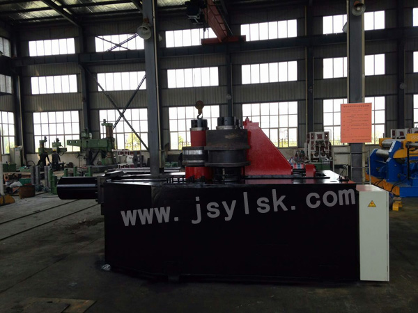 型(xing)材彎曲(qu)機