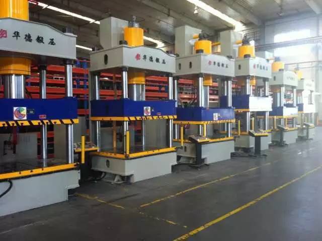 四(si)柱液壓機(jī)