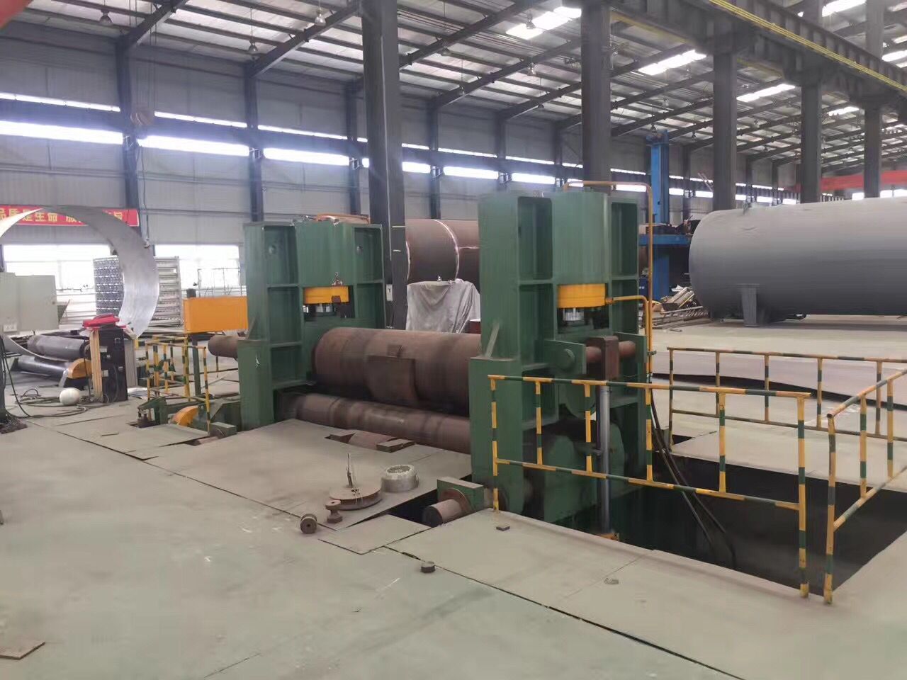 大型上輥(gǔn)萬能式卷闆(pan)機