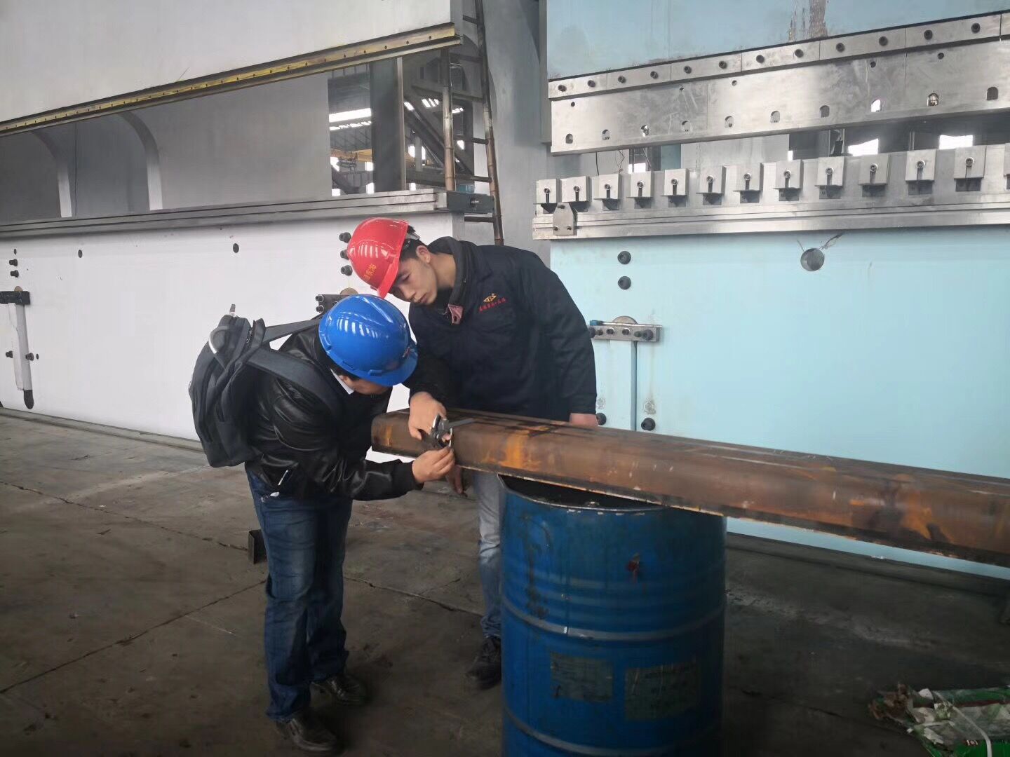 東海(hǎi)數控折彎機(jī)試機