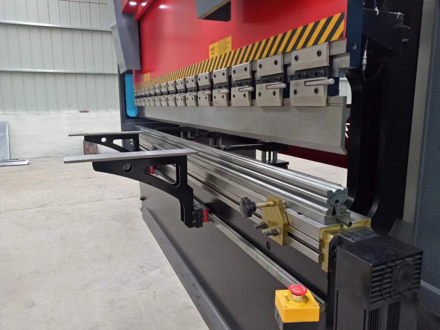 東海(hai)數控折彎機(jī)案例