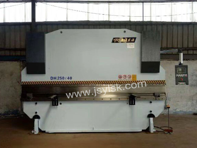 WC67Y-40/2000液壓闆料(liao)折彎機