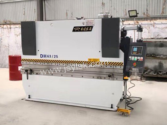 WC67Y-63/2500液(ye)壓折彎機(jī)