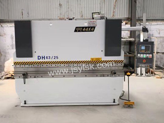 WC67Y-63/2500液壓闆料(liao)折彎機