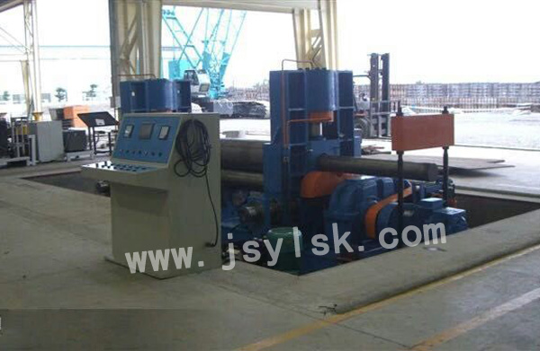 中(zhōng)小型上輥(gun)萬能式卷(juàn)闆機