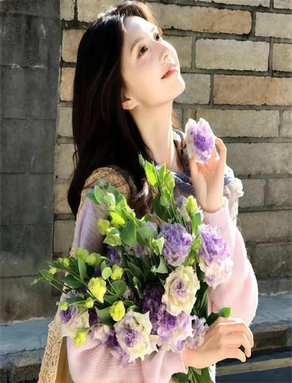 鸡年寻欢不同导演版本比较现象级的：艺术风格差异分析